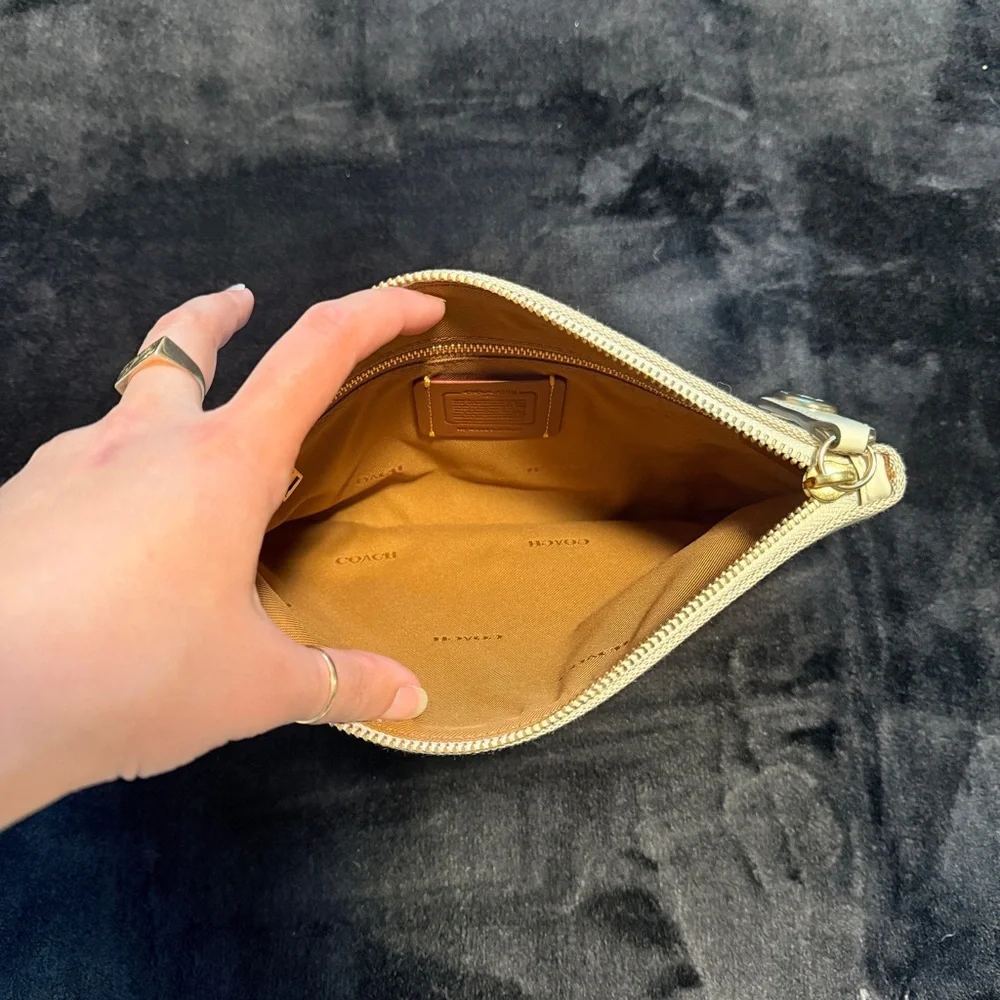 Coach Chalk Signature Horse & Carriage Jacquard Leather Zip Turnlock 26 Pouch - Picture 5 of 6